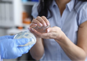 Lire la suite à propos de l’article Implants mammaires : les idées reçues passées au crible