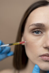 visage d'une femme recevant des injections