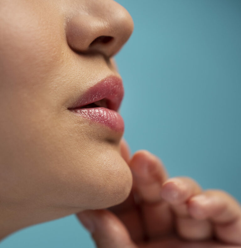 Gros plan femme menton-génioplastie